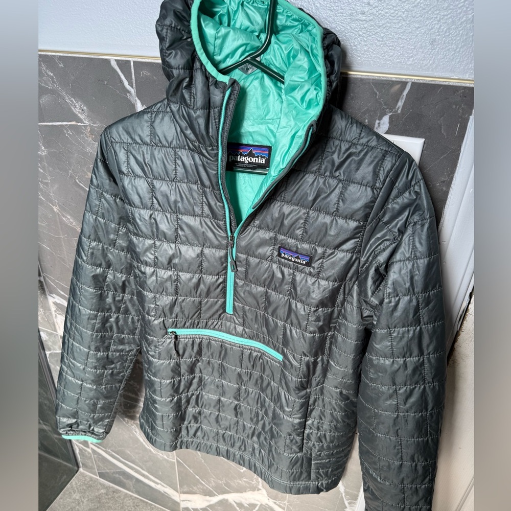 Patagonia Quilted Puffer Pullover Jacket in Black with Teal Lining - Picture 2 of 10